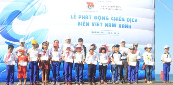 Trao tặng học bổng cho các em học sinh có hoàn cảnh khó khăn thuộc các huyện ven biển