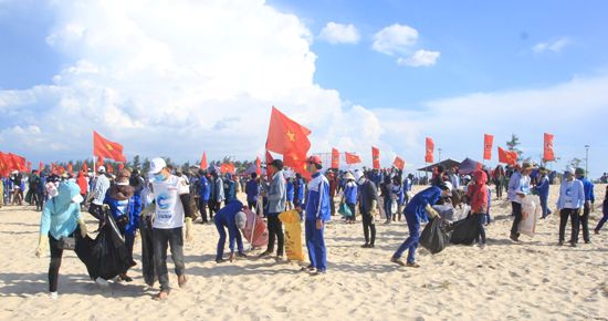 Đoàn viên, thanh niên ra quân làm vệ sinh bãi biển
