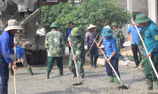 Chiến sỹ biên phòng và các bạn đoàn viên thanh niên cùng với người dân xã Kỳ Hà tham gia đổ đường bê tông.