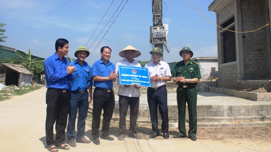  Tỉnh đoàn Hà Tĩnh đã kêu gọi doanh nghiệp trao tặng 4,5 km đường điện thanh niên thắp sáng làng quê (trị giá 70 triệu đồng) cho người dân Kỳ Hà