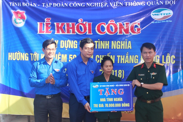 Trao biểu trưng hỗ trợ xây dựng nhà tình nghĩa cho cựu TNXP Nguyễn Thị Đương