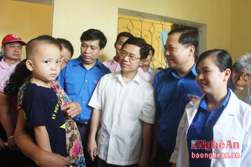 Tại xã Nghi Thuận, huyện Nghi Lộc đã diễn ra chương trình khám, cấp phát thuốc miễn phí cho 500 người dân. Trong ảnh: các đại biểu thăm hỏi sức khỏe người dân