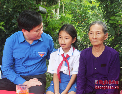Đoàn đã đến thăm hỏi em Nguyễn Thị Như Ý, học sinh lớp 5A, trường tiểu học Nghi Hợp, huyện Nghi Lộc. Em Như Ý mô côi cả cha lẫn mẹ từ sớm, hiện đang ở với bà ngoại năm nay đã 90 tuổi, hoàn cảnh gia đình rất khó khăn