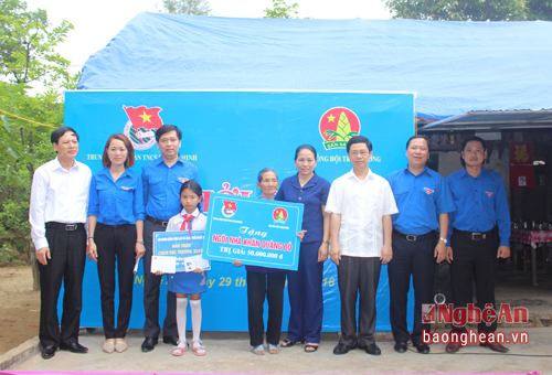 Trao tặng biển tượng trưng Ngôi nhà Khăn Quàng Đỏ trị giá 50 triệu đồng và các suất học bổng cho em Nguyễn Thị Như Ý