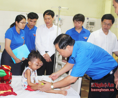 Cũng trong sáng 29/5, đoàn đã đến thăm và tặng quà cho các bệnh nhân mắc bệnh hiểm nghèo tại bệnh viện Ung bướu Nghệ An