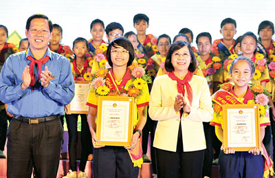 Phó Bí thư Thành ủy TPHCM Nguyễn Thị Thu Hà (thứ 2, từ phải sang) chúc mừng các Chỉ huy Đội giỏi tiêu biểu toàn quốc.