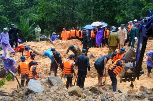 ĐVTN cùng các lực lượng chức năng giúp nhân dân khắc phục hậu quả mưa lũ trên địa bàn TP Hạ Long.