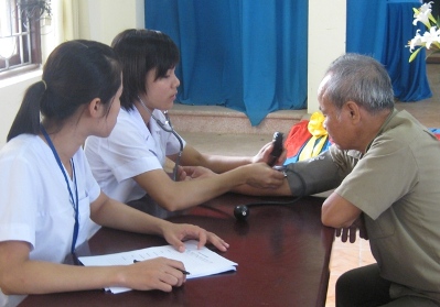 Y bác sỹ trẻ tình nguyện khám bệnh cho người già