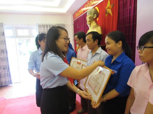 Đồng chí Hoàng Thị Phương Hiền - Phó Bí thư Tỉnh Đoàn, Chủ tịch Hội đồng đội tỉnh trao bằng khen cho các tập thể, cá nhân có thành tích xuất sắc