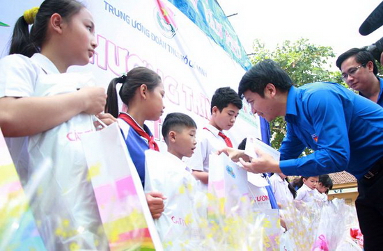 Đồng chí Nguyễn Ngọc Lương - Bí thư Trung ương Đoàn tặng quà cho con em thanh niên, công nhân trên địa bàn huyện Đức Hòa, Long An
