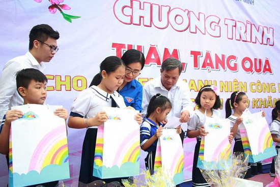 Đoàn công tác Trung ương Đoàn tặng quà Tết cho các em học sinh trường Tiểu học Nguyễn Văn Phú
