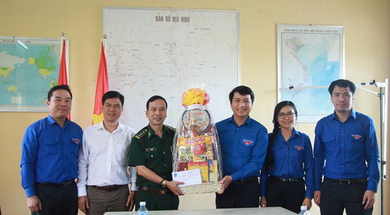 Đoàn công tác đến thăm, tặng quà cán bộ, chiến sỹ đồn biên phòng Tân Hiệp, huyện Thạnh Hóa, Long An