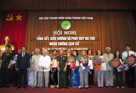 Các đồng chí lãnh đạo Đảng, Nhà nước cùng các hội viên Hội cựu TNXP - Ảnh: Minh Châu