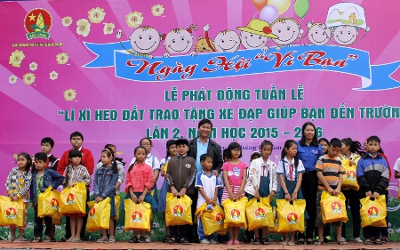 Binh định Ngay Hội Vi Bạn Va Phat động Tuần Lễ Li Xi Heo đất Trao Tặng Xe đạp Giup Bạn đến Trường Lần Thứ Ii