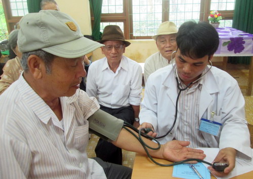 Các bác sĩ đến từ Hội thầy thuốc trẻ tỉnh Đắk Nông khám, tư vấn sức khỏe cho người cao tuổi