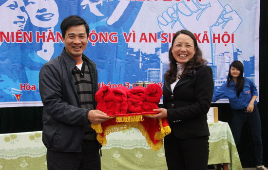 Đồng chí Vũ Minh Lý, Ủy viên BCH Trung ương Đoàn, Phó trưởng Ban Đoàn kết Tập hợp Thanh niên Trung ương Đoàn, Giám đốc Trung tâm Tình nguyện Quốc gia tặng khăn quàng đỏ cho các em thiếu nhi.