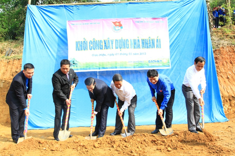Đồng chí Nguyễn Đắc Vinh  khởi công Nhà nhân ái tại xã Giáo Hiệu, Huyện Pắc Nặm