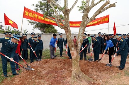 Các đại biểu lãnh đạo, ĐVTN trồng cây lưu niệm, tổng vệ sinh đường liên thôn sau lễ phát động