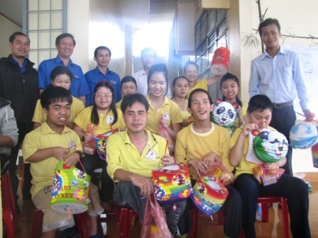 trao qua Trung thu tại Trung tâm nuôi dạy con nạn nhân chất độc da cam và trẻ em khuyết tật thành phố Bảo Lộc.JPG