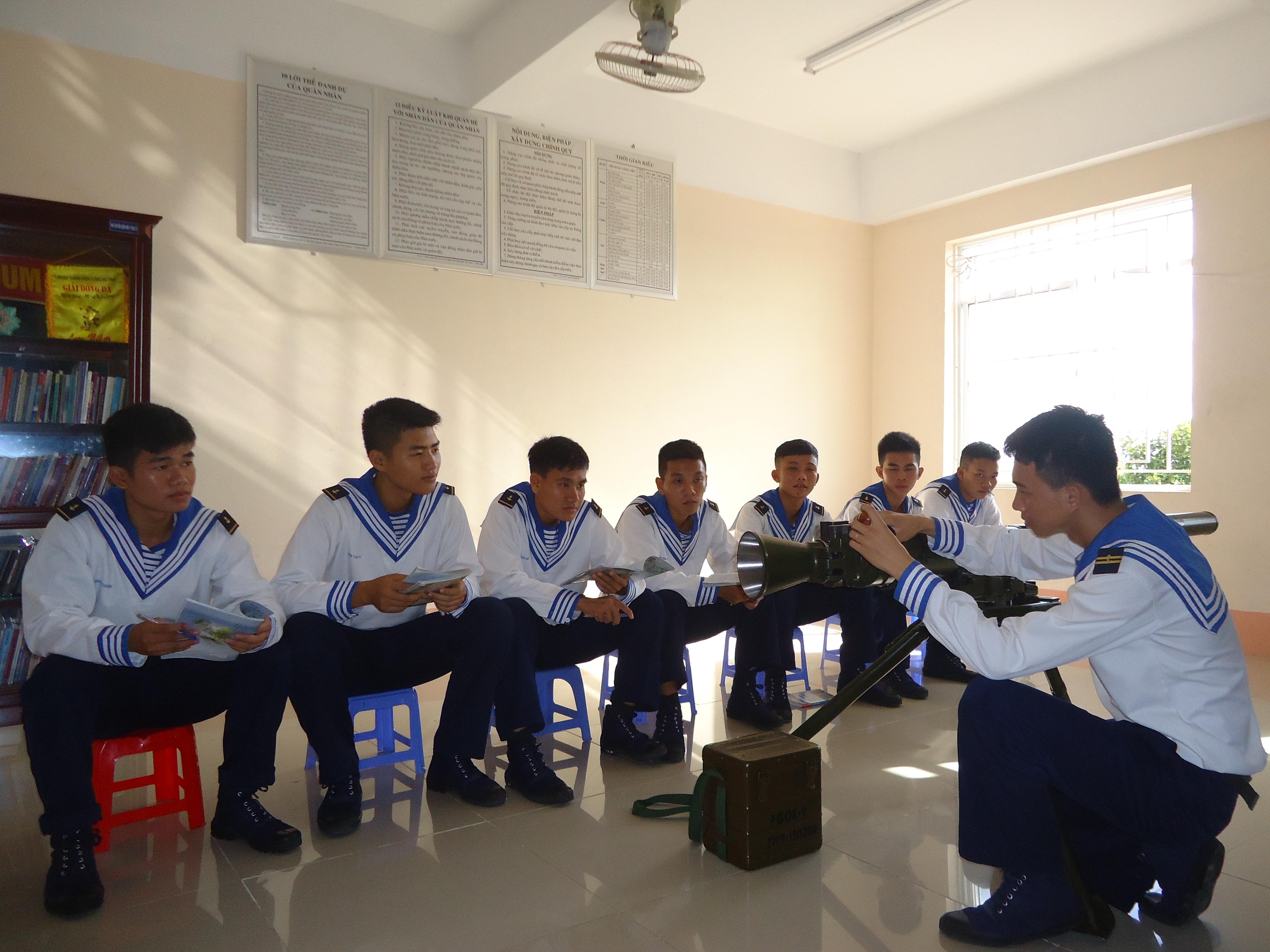 Hạ sỹ Lê Hồng Khánh hướng dẫn khẩu đội luyện tập