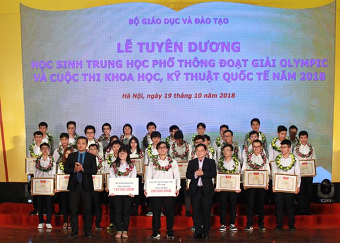 Ông Lê Xuân Sơn (hàng đầu, bìa phải), Tổng Biên tập Báo Tiền Phong, Phó Chủ tịch kiêm Tổng Giám đốc Quỹ hỗ trợ Tài năng trẻ Việt Nam và đại diện Tập đoàn sơn KOVA trao thưởng cho 33 em