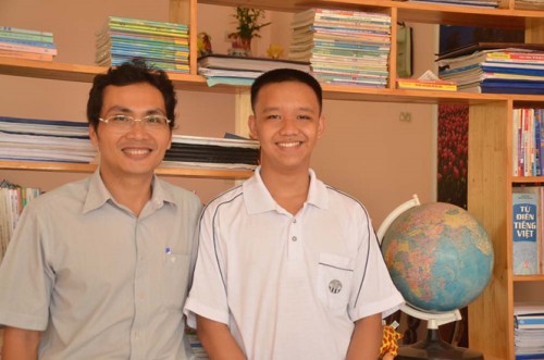   Em Lê Nhật Hoàng cùng thầy giáo thầy Nguyễn Hữu Tâm trước khi lên đường dự thi toán quốc tế