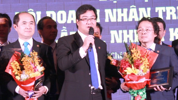 Anh Nguyễn Thu Phong (giữa) - tân chủ tịch Hội Doanh nhân trẻ TP.HCM  nhiệm kỳ 2014-2017