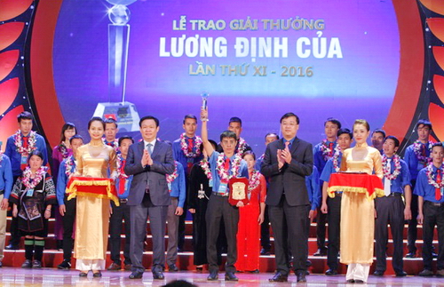 Phó Thủ tướng Vương Đình Huệ và Bí thư thứ nhất Trung ương Đoàn Lê Quốc Phong trao Giải thưởng Lương Định Của cho 85 Gương thanh niên nông thôn