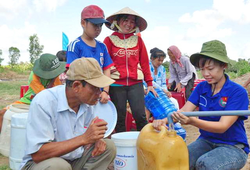 ĐVTN hỗ trợ người dân lấy nước.máy lọc nước cho dân nghèo vùng hạn, mặn ở xã An Đức (Ba Tri, Bến Tre). 