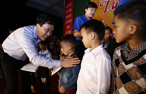 Đồng chí Nguyễn Mạnh Dũng, Bí thư thường trực BCH TƯ Đoàn tặng học bổng cho các em thiếu nhi tại chương trình