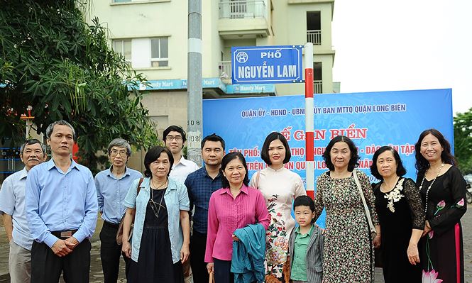 Thân nhân gia đình đồng chí Bí thư thứ nhất Trung ương Đoàn đầu tiên tới tham dự lễ gắn biển tên phố Nguyễn Lam