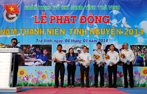 Đồng chí Huỳnh Thị Hằng Nga – Ủy viên Ban Chấp hành Trung ương Đoàn, Phó Bí thư Thường trực Tỉnh đoàn tặng hoa cho các đơn vị tài trợ nguồn lực