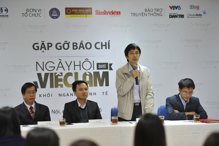 Tổng biên tập báo Sinh viên Việt Nam, Nguyễn Huy Lộc trả lời báo chí tại chương trình
