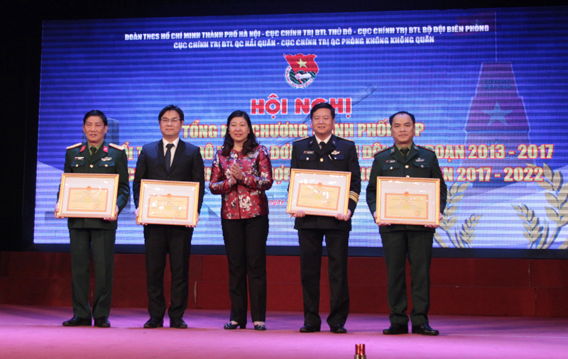 Đồng chí Nguyễn Lan Hương, Trưởng Ban Dân vận Thành ủy Hà Nội trao Bằng khen của Tổng Cục Chính trị quân đội nhân dân Việt Nam tới 4 đơn vị