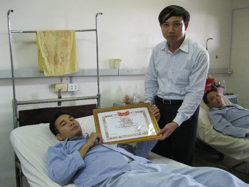 Đ/c Nguyễn Xuân Ký tặng giấy khen cho chiến sỹ công an