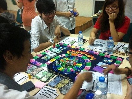 Sinh viên tham gia Game Cashflow