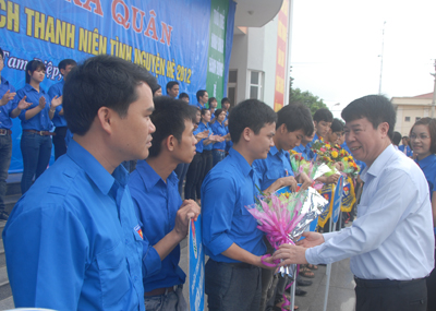 Đ/c Bùi Văn Nam, Ủy viên BCH TW Đảng. Bí thư Tỉnh ủy trao hoa và cờ lưu niệm cho các đơn vị tại Lễ phát động.