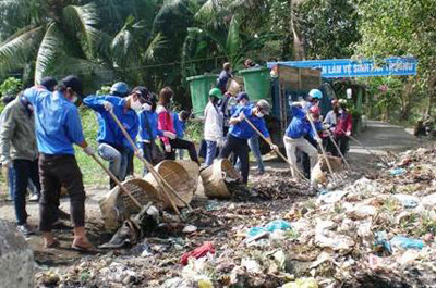 Đoàn viên thanh niên tham gia vệ sinh môi trường tại điểm chợ xã Vĩnh Thanh