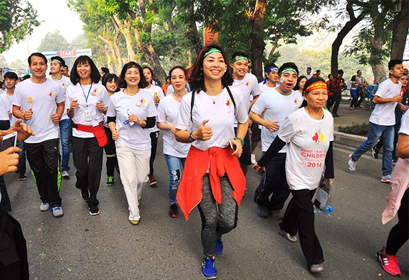 Cuộc chạy thu hút sự tham gia của đông đảo người dân thủ đô Hà Nội (Ảnh: Khánh Lan)