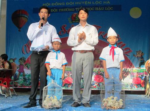 Liên đội Tiểu học Hậu Lộc (Lộc Hà) trao tặng đàn gà khăn quàng đỏ cho đội viên có hoàn cảnh khó khăn