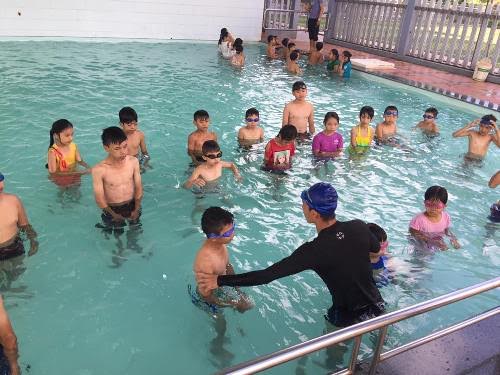 Một lớp dạy bơi cho thiếu nhi trên địa bàn huyện Cam Lộ