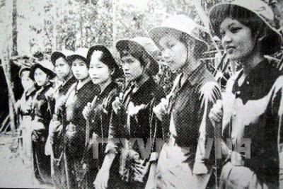 Tiểu đội 11 cô gái sông Hương trong những ngày đánh Mỹ (Ảnh tư liệu chụp lại). Ảnh: TTXVN phát