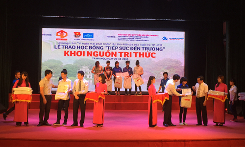 Lễ trao học bổng "Tiếp sức đến trường" cho tân sinh viên 19 tỉnh, thành phố phía Bắc (Ảnh: Minh Hường)