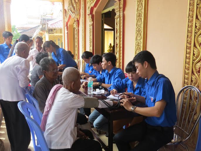 Nhân hành trình này 40 thầy thuốc trẻ tham gia tổ chức khám bệnh, tư vấn sức khỏe, cấp phát thuốc miễn phí và tặng quà cho 500 người cao tuổi tại Phường 1 và Phường 2, thị xã Vĩnh Châu.