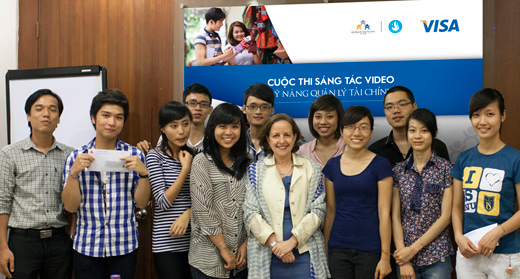 Bà Lorijon Bacchi – Giám đốc Visa Việt Nam, Lào, Campuchia và ông Nguyễn Bình Minh – Phó trưởng ban Thanh niên Trường học Trung Ương Đoàn đại diện ban tổ chức trao phần thưởng cho các bạn sinh viên.