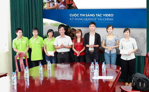 Ông Nguyễn Bình Minh trao giải cho các bạn sinh viên Học Viện Báo chí Tuyên truyền, Đại học Sư phạm và Cao đằng dệt may Công nghiệp