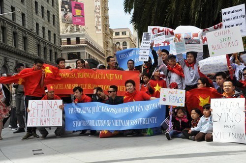 Thanh niên sinh viên Việt Nam ở San Francisco biểu tình phản đối Trung Quốc
