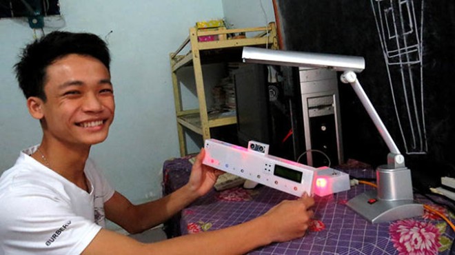 Nguyễn Duy Tâm (học sinh lớp 12TL1, trường THPT Nguyễn Huệ, TP Tuy Hòa, Phú Yên) đã đặt tên cho sáng chế của mình là “Thiết bị đa năng chống khuyết tật học đường và hỗ trợ học tập”.