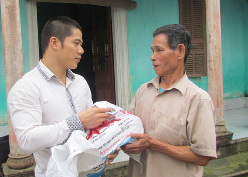 Anh Nguyễn Mạnh Hà tặng quà gia đình ông Nguyễn Văn Ngát, thôn Bình Dương, xã Ngọc Sơn (Hiệp Hòa). 