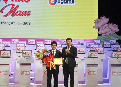 Ông Nguyễn Ngọc Thủy- Giám đốc Công ty Egame nhận hoa cảm ơn của Ban tổ chức